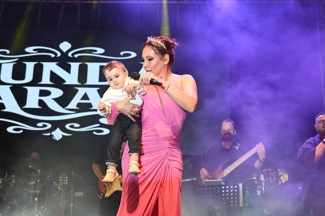 Isparta 30 Ağustos kutlamalarında Funda Arar konseri