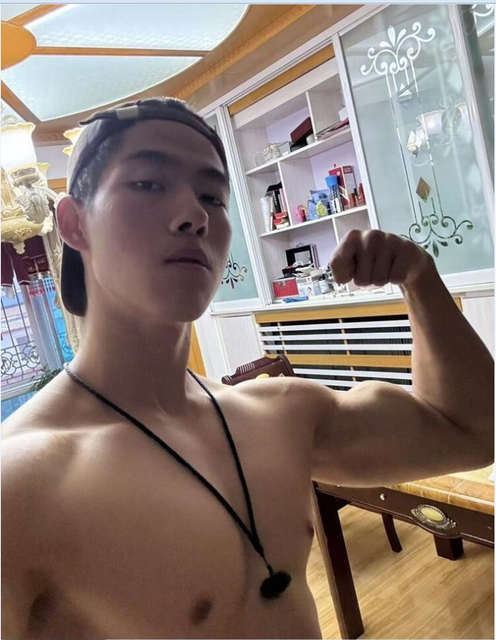 i418 身材超棒的健身男大