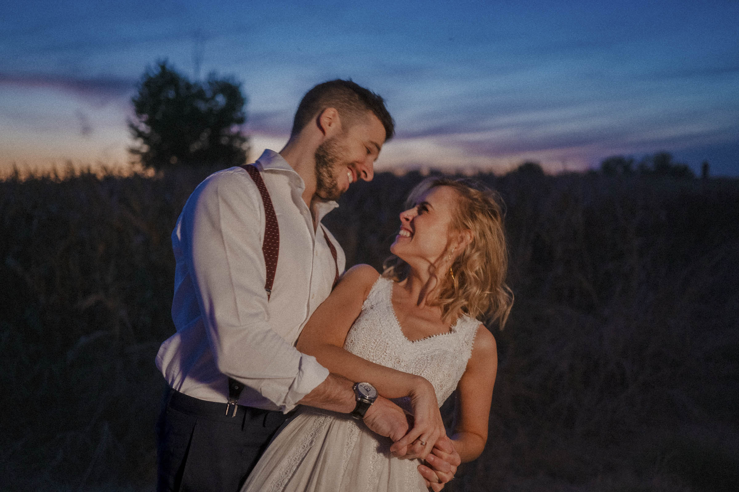 Sesión de postboda en Madrid capturada al final del día con la luz de la hora azul