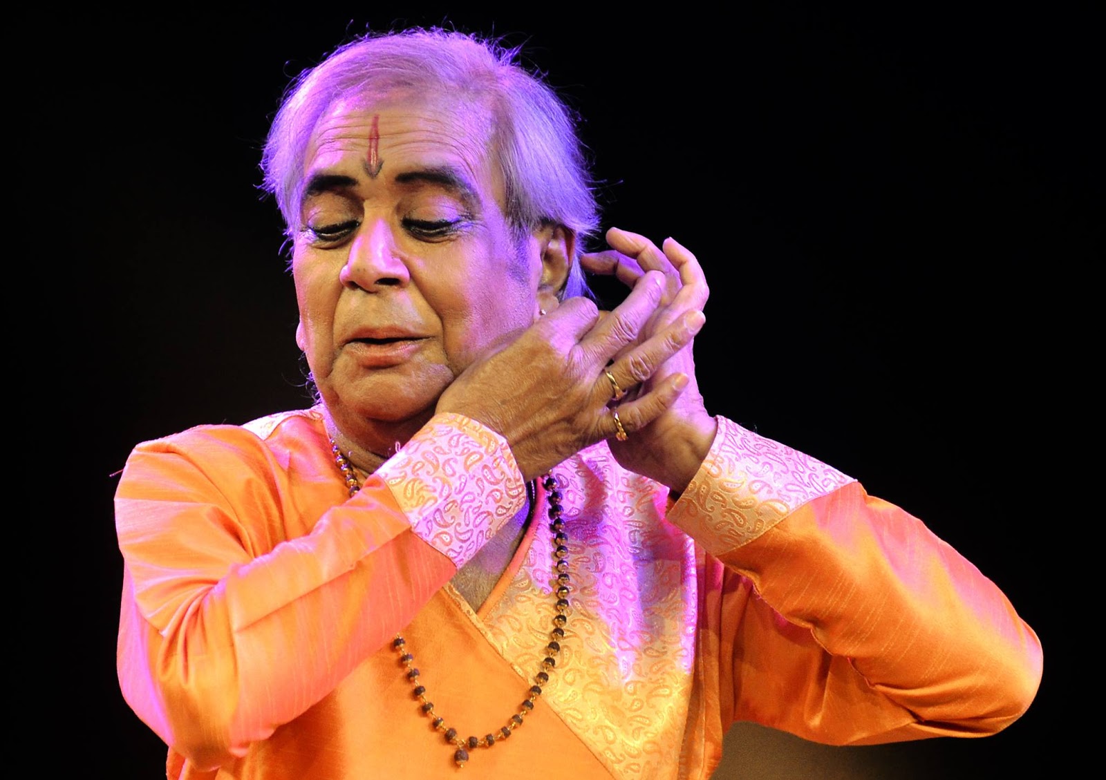 কিংবদন্তী কথক নৃত্যশিল্পী বিৰজু মহাৰাজৰ দেহাৱসান... 1 FJRFJGja-AAEOy-Ra