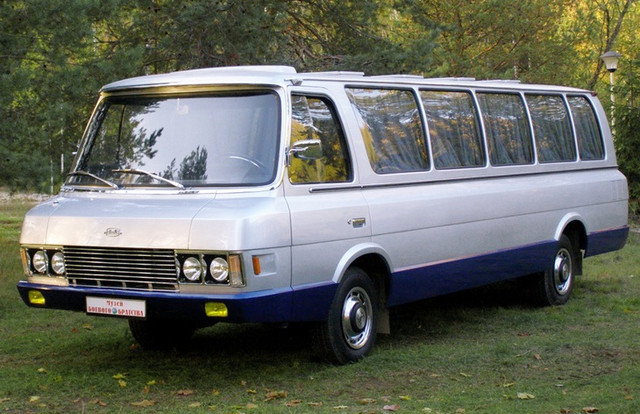 Микроавтобус ЗИЛ-3207 «Юность» выпускался с 1991 до 1998 года, автомобиль представлял собой модернизированный вариант модели 118К.
В конце 50-х годов Никита Сергеевич Хрущёв начал борьбу с привилегиями. Выражалась она, в частности, в том, что число должностных лиц, имеющих право, пользоваться персональными автомобилями резко сокращалось. Автомобили старых образцов – ЗиС-110 и ЗиМ – передавались в таксопарки и переоборудовались в маршрутные такси. Выпуск же нового ЗиЛ-111относительно первоначального плана был сокращён в 10 раз.Такое решение поставило под угрозу распада сложившийся на ЗиЛе уникальный коллектив с высокой производственной культурой, ведь при переходе на штучное производство значительную часть работников пришлось бы подвергнуть сокращению. Кроме того, выпускаясь мелкими сериями, детали ЗиЛ-111 имели бы чрезвычайно высокую себестоимость. Выход из такой ситуации виделся только в одном – создать на базе ЗиЛ-111 более массовый автомобиль с теми же узлами и агрегатами.Рентабельным был бы выпуск свыше одной тысячи таких машин в год, а для удовлетворения нужд страны и экспорта, по ориентировочным прогнозам, требовалось ежегодно изготавливать 4-6 тысяч машин. Руководствуясь этими соображениями, в конце 1959 года инициативной группой было выдвинуто предложение, заключающееся в том, чтобы, используя узлы и агрегаты ЗиЛ-111, разработать проект и построить опытный образец многоместного легкового автомобиля для различных областей применения, успешные испытания которого дали бы основания к развертыванию его серийного производства в достаточно больших количествах.Главная идея состояла в том, чтобы за счет более вместительной, чем у лимузина, вагонной компоновки кузова и рационального размещения в нем пассажиров создать совершенно новый тип комфортабельного легкового автомобиля многоцелевого назначения с красивыми внешними формами и внутренней отделкой.Несущий кузов, имевший при 3760-миллиметровой колёсной базе 6840-миллиметровую длину и 2110-миллиметровую ширину, вмещал 17 пассажиров. Все места были сидячими.
Пространство между наружными и внутренними стальными облицовочными панелями кузова, соединенными с силовым каркасом с помощью сварки, заполнялись непополиуретаном для достижения хорошей термо- и звукоизоляции салона. Между пассажирским салоном и отделением водителя установлена перегородка со стеклянной верхней половиной, средняя часть которой выполнена сдвижной. Моторный отсек, занимающий пространство не только справа от сиденья водителя, но и некоторую часть в пассажирском салоне, закрыт капотом, снабженным двумя откидными частями, облетающими доступ к силовому агрегату. Щиток приборов и рулевое колесо перешли на «Юность» от легкового ЗиЛ-111. Отделение водителя снабжено отдельной дверью, расположенной слева, и мягким сиденьем с продольной и вертикальной регулировками. Полезная длина пассажирского салона 5300 мм и ширина около 1760 мм позволяли с комфортом разместить на мягких, раздельных, нерегулируемых сиденьях 17 человек.