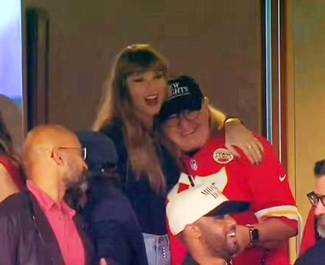 Donna ha apoyado a Swift y su relación con Travis desde el principio.NBC