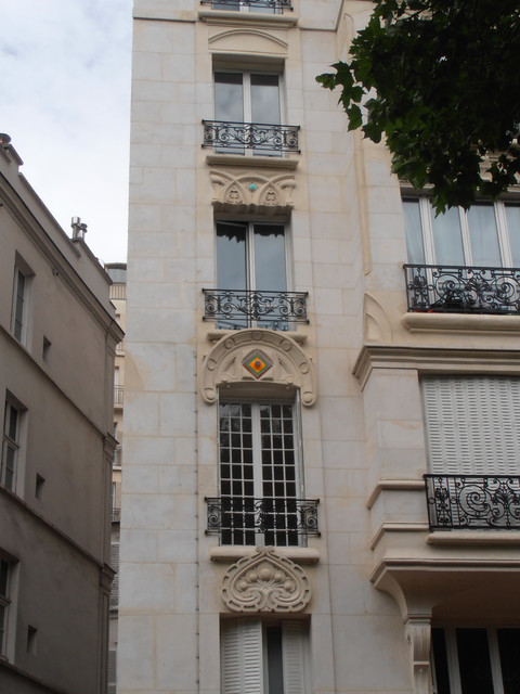 Immeuble 1900-Détail-Bd de Rochechouart.jpg