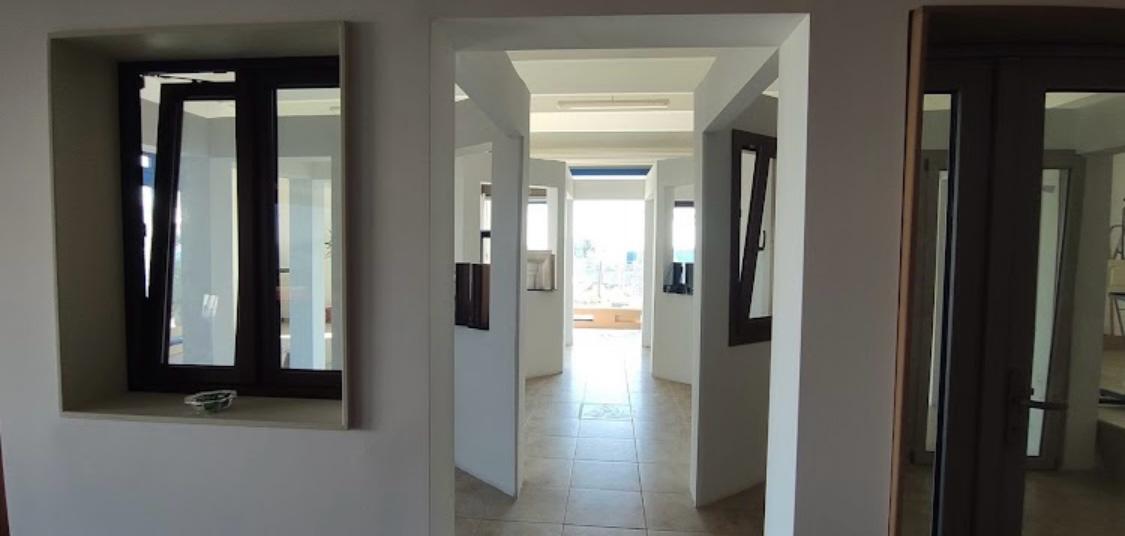 Showroom moderno con esposizione di porte e finestre, stile industriale