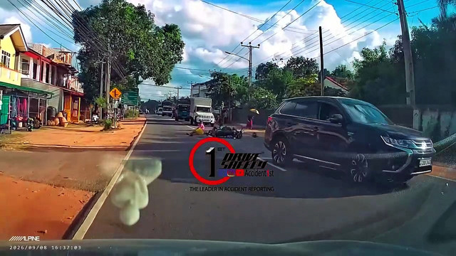 Dashboard camera captures how a cab driven by a drunk driver collides with a motorcycle.