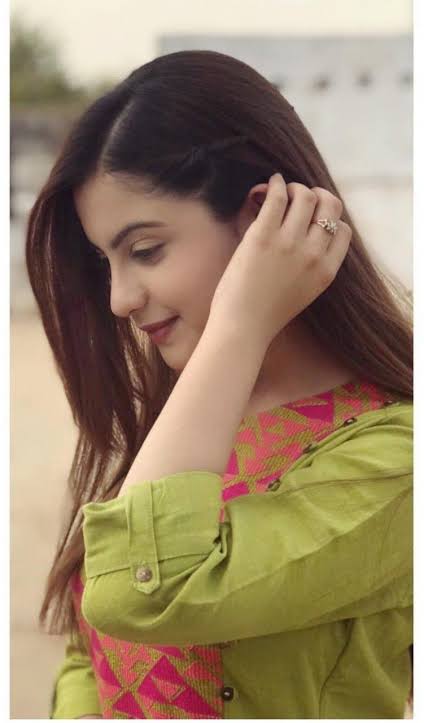 Lalchi Parivar - body-focused teasing