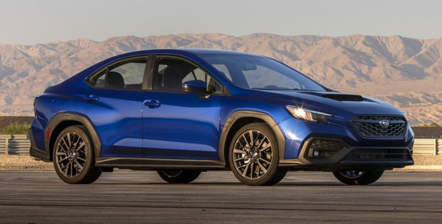 В США показан седан Subaru WRX нового поколения. Он построен на другой платформе, имеет мощный мотор на 275 л.с. и отличается более высоким уровнем безопасности.

Не так давно Фокус писал о том, что новый Subaru WRX возьмет дизайн у внедорожных моделей марки. И он действительно получил вставки в бамперах и массивные накладки на порогах и колесных арках в стиле "внедорожных" моделей Субару.Но, на самом деле, Subaru WRX нового поколения унифицирован не с моделью Impreza, как было ранее, а с более крупным универсалом Levorg, который назван самым безопасным японским автомобилем.

У седана ВРХ с ним схожий дизайн передней части и светодиодных фар с острыми гранями, а также форма задних крыльев. Поэтому не удивительно, что новый седан Subaru WRX 2022 стал крупнее.Интерьер новой Subaru WRX пятого поколения тоже позаимствован у Леворг, только цифровые приборы заменены на аналоговые. Базовое оснащение нового WRX включает мультимедийную систему Starlink с вертикальным дисплеем диагональю 11,6 дюйма, который уже можно встретить и в Украине на Subaru Outback, который Фокус протестировал в песке и грязи.Комплектация нового WRX включает и самую современную версию комплекса безопасности EyeSight со стереокамерой, адаптивным круиз-контролем, системами автоматического торможения и удержания в полосе. Топовая версия Subaru WRX GT нового поколения может похвастать передними сиденьями Recaro с электроприводом.

Двигатель новой Субару ВРХ тоже другой. Прежний 2-литровый оппозитник сменил турбированный агрегат FA24 объемом 2,4 л. Он развивает 275 л.с. и 350 Нм и стал эластичнее — максимальную тягу отдает уже при 2000 об/мин.В качестве альтернативы базовой 6-ступенчатой механичекой коробке передач можно заказать клиноцепной вариатор. Только это не прежний Lineartronic, а существенно переработанная трансмиссия Subaru Performance Transmission с расширенным диапазоном передаточного отношения. Она предполагает и ручное переключение восьми "виртуальных" передач при помощи подрулевых "лепестков".