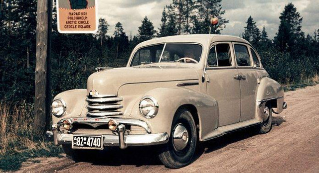 Opel Kapitän – авто представительского класса. Оно выпускалось с 1938 по 1970 год с перерывом на Вторую мировую войну, когда вместо легковушек с конвейера завода сходили армейские грузовики. Производство мирных автомобилей продолжилось лишь в 1948 году благодаря поддержке «Дженерал Моторз», сотрудничавших в свое время с Гитлером.Технические характеристики Опель Капитан
бензиновая 2,5-литровая силовая установка объемом 2500 см3, выдающий 54 «лошадки»;
задний привод;
система питания – карбюраторная;
3 МКПП;
длина – 4 м 62 см;
ширина – 1 м 66 см;
высота – 1 м 64 см;
клиренс – 27 см;
передние барабанные тормоза.Модификации Opel Kapitan
Первое поколение (1938-1940 гг) представлено седанами и кабриолетами с несущим кузовом и независимой передней подвеской. На авто устанавливали шестицилиндровый силовой агрегат и трехступенчатая механическая коробка передач.
Второе поколение – 1948-1950 гг. В послевоенные годы автомобиль немного доработали. Рычаг переключения передач был перемещен на руль. Kapitän производился только в одном варианте – 4-дверном седане. Максимальная скорость составляла 126 км/час, а расход топлива – 13 л/100 км. На машину устанавливался 54-сильный движок, объемом 2,5 л.
Третье поколение (1951-1953 гг.) представляло собой рестайлинг предыдущей модели. Мощность мотора в нём конструкторы подняли до 57 «лошадей» путем увеличения степени сжатия с 6 до 6,25.
Четвертое поколение (1954 -1957 гг.) получило коробку передач с третьей повышенной скоростью. Степень сжатия подскочила до 7, что позволило увеличить мощность силового агрегата до 67, а потом до 74 лошадиных сил. Максимальная скорость возросла до 140 км/ч, а расход топлива снизился до 11,5 л./100 км.
Пятое поколение Р-1 – 1958 -1959 гг. «Опель-Капитан» стал ниже на 6 см. и шире, получил панорамные стекла.
В шестом поколении (1959-1963 гг.) кузов авто был реконструирован: поменялась передняя и задняя часть, крыша стала плоской. Инженеры установили на модель новый 2,6-литровый двигатель, увеличив скорость до 150 км/час.
Седьмое поколение – 1964-1968 гг. Кузов перетерпел серьезные изменения. Разработчики оснастили модель 2-ступенчатой автоматической коробкой передач, можно было приобрести и машину с 4МКПП, 2,6;2,8 и 4,6-литровыми силовыми агрегатами.
Восьмое поколение. 1969-1970 гг. 4 МКПП и 3 АКПП – варианты трансмиссии. 2,8-литровый 130 и 143-сильный «движок».Коллекционная модель
Как видим, Опель Капитан стал настоящим долгожителем. Он просуществовал на рынке более 30 лет, пережил войну, 8 модернизаций и сегодня остается желанным экспонатом в коллекциях ценителей раритетной техники.

Это настоящая коллекционная модель, изюминка в любом гараже настоящего фанат ретро-автомобилей. Наиболее востребованными, конечно же, считаются кабриолеты 1951-53 гг. и модель P1, выпускавшаяся всего один год. Важно отметить, что это экспонаты не для постоянной езды, потому что уровень коррозии у этой машины крайне высок, и требуется серьезный уход за «Капитаном», иначе легендарный авто может просто сгнить прямо в гараже.