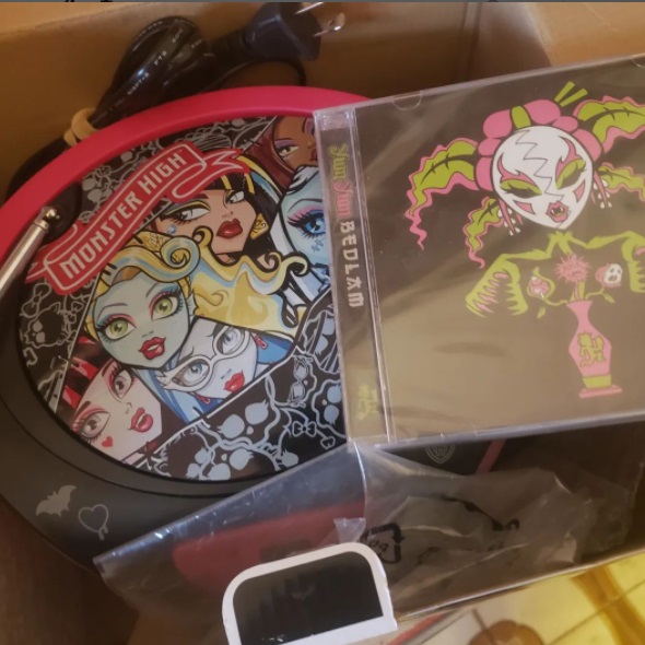 https://i.ibb.co/XYTBMHV/monster-high.jpg