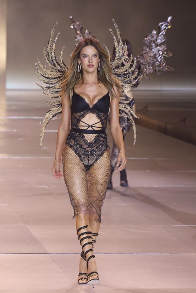 Ambrosio usó lencería negra mientras caminaba en el Victoria's Secret Fashion Show 2024 en Brooklyn, Nueva York, el martes.Imagen de alambre