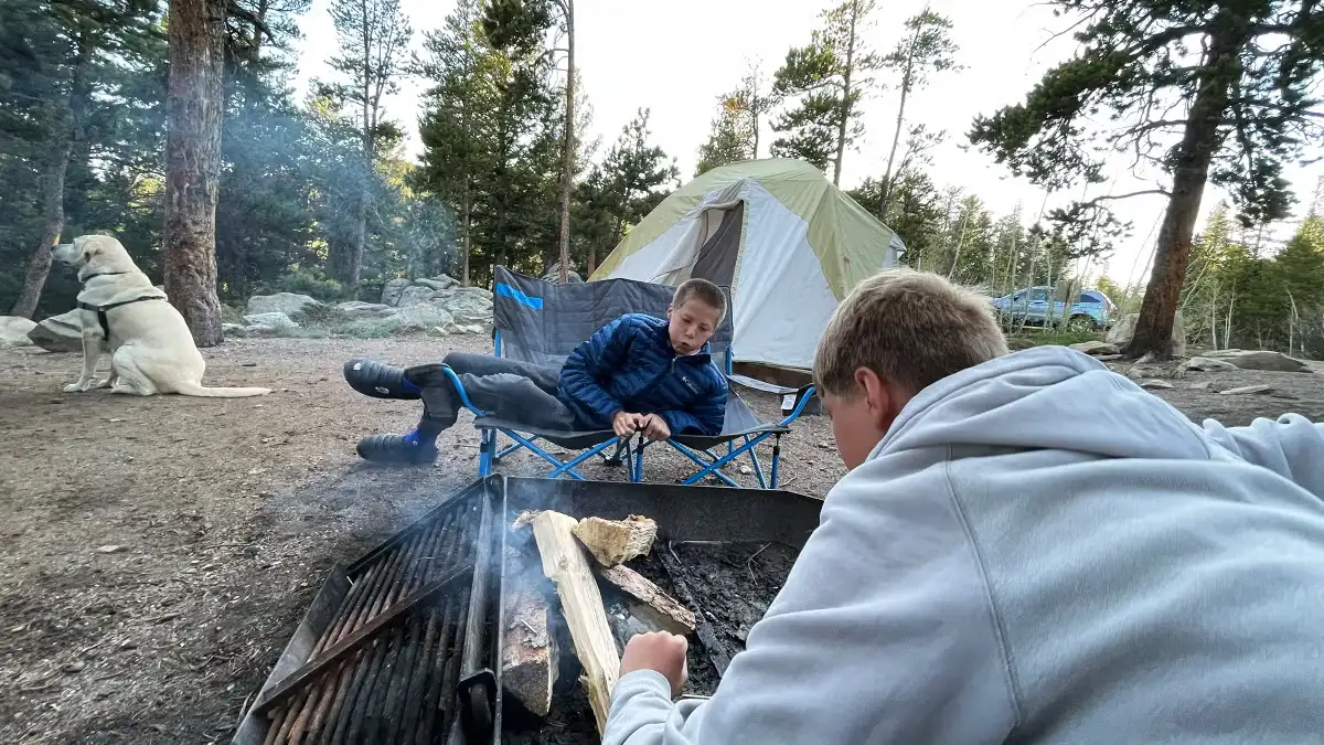 Camping cu adolescenții: cum să faci din aventură o amintire de neuitat