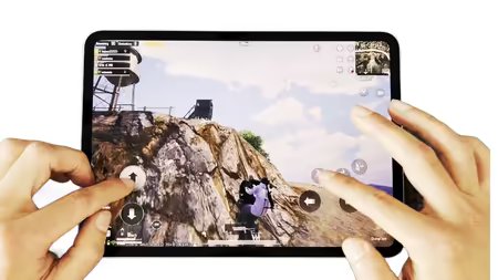 iPad Pro M4でFPSゲームをプレイしている