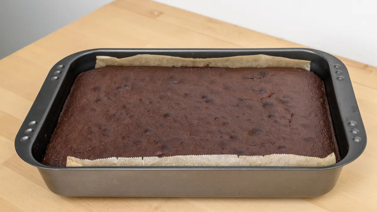 Storing Baked Goods in Metal Cake Pans: Is It a Good Idea?