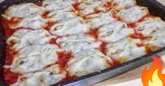 Постер Манты с фаршем и капустой, запечённые в томатном соусе