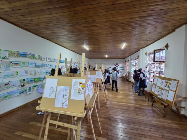Espacio escolar acondicionado para la exposición