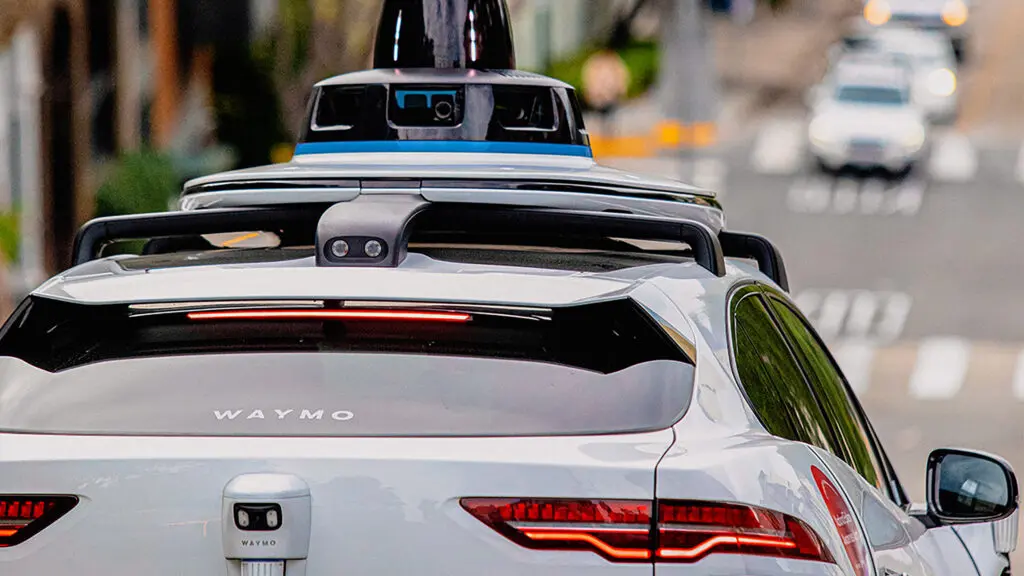 Robotaxis, supuse legii: California aplică amenzi vehiculelor autonome