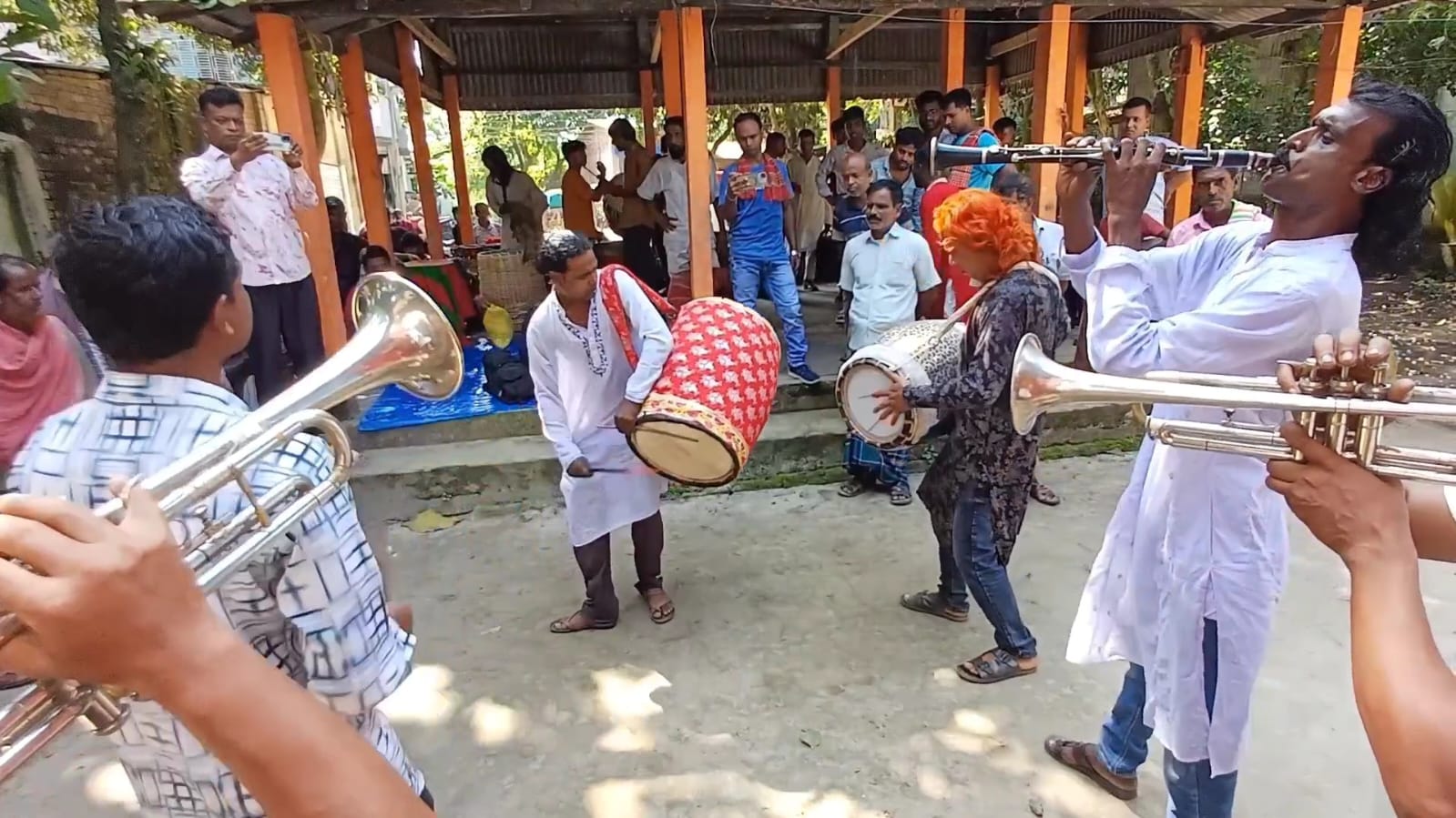 কটিয়াদীতে জমে উঠেছে ৫০০ বছরের ঐতিহ্যবাহী ঢাকের হাট