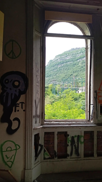 urbex-window