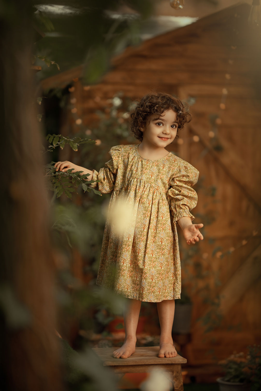 عکس کودک در فضای باز مشهد با رنگ‌های گرم و بوکه طبیعی - آتلیه نویسا