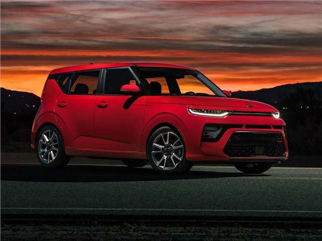 Новая генерация KIA Soul дебютировала в рамках международного лос-анджелесского автомобильного салона в конце ноября 2018 года. Автомобиль является полноценным третьим поколением и был представлен сразу в нескольких своих воплощениях. Корейский производитель анонсировал три специальные версии, однако, не показал базовую. Каждая из них получила массу отличительных качеств и практически уникальный дизайн. Если говорить в общем и целом, то отличительными чертами нового поколения можно назвать двухэтажную оптику головного освещения. Вверху, по бокам от тонкой хромированной накладки, расположились узкие вытянутые фары головного освещения со светодиодными ходовыми огнями. Сама компоновка светотехники у каждой версии своя. Так, спортивная GT-Line получила круглые фокусирующие линзы, а более внедорожная X-Line имеет большие отражатели с галогеновым лампами. Также стоит отметить классический обвес из неокрашенного пластика и обилие хромированных молдингов.

РАЗМЕРЫ
Киа Соул сложно отнести к какому-то популярному сегменту автомобилей. Наиболее точно, его можно описать как пятидверный хэтчбек D класса. Его габаритные размеры увеличились, по сравнению с предыдущим поколением. Автомобиль насчитывает 4196 мм в длину, 1800 в ширину, 1600 в высоту и 2600 мм между осями. В основе автомобиля лежит платформа K2, также применяющаяся в кроссовере Kona. Soul получил упрощенную схему подвески. Спереди расположились независимые стойки McPherson, а сзади- полузависимая торсионная балка.

Новый кузов отличается более вместительным багажником. В стандартном положении, он способен вместить до 364 литров багажа. Если сложить спинки второго ряда, можно освободить до 651 литра свободного пространства при загрузке под оконную линию.

ТЕХНИЧЕСКИЕ ХАРАКТЕРИСТИКИ
Для американского рынка, KIA Soul получит три различных силовых агрегата. Базовые модели получат хорошо известную бензиновую двухлитровую атмосферную четверку серии Nu. Она выдает 152 лошадиные силы и 179 Нм крутящего момента. В качестве трансмиссии, можно выбрать шестиступенчатую механическую коробку передач или вариатор. Для любителей более динамичной езды, производитель предлагает 1,6-литровую рядную четверку с системой турбонаддува на 204 лошади и 265 Нм момента. Он стыкуется исключительно с семиступенчатой роботизированной коробкой. Электрическая версия является самой производительной. Её отдача составляет 204 лошади и 395 Нм тяги. Питание происходит от аккумуляторной батареи на 64 кВТ*ч.

ОСНАЩЕНИЕ
Для KIA Soul, производитель подготовил широкий список дополнительного оборудования. Автомобиль может быть оснащен проекционным дисплеем, светодиодной подсветкой салона, системой бесключевого доступа, климатической установкой с двумя зонами работы, подогревом лобового и заднего стекол, наружных зеркал, сидений и рулевого колеса, мультимедийной системой, а также массой систем безопасности, вкупе с радарным круиз-контролем и датчиками, отслеживающими рядность движения.