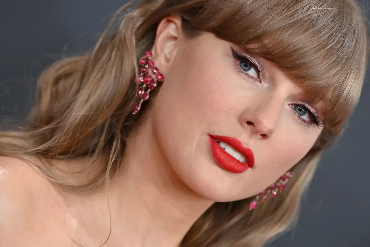 Taylor Swift’s Pale Green Nails Spark Nostalgia