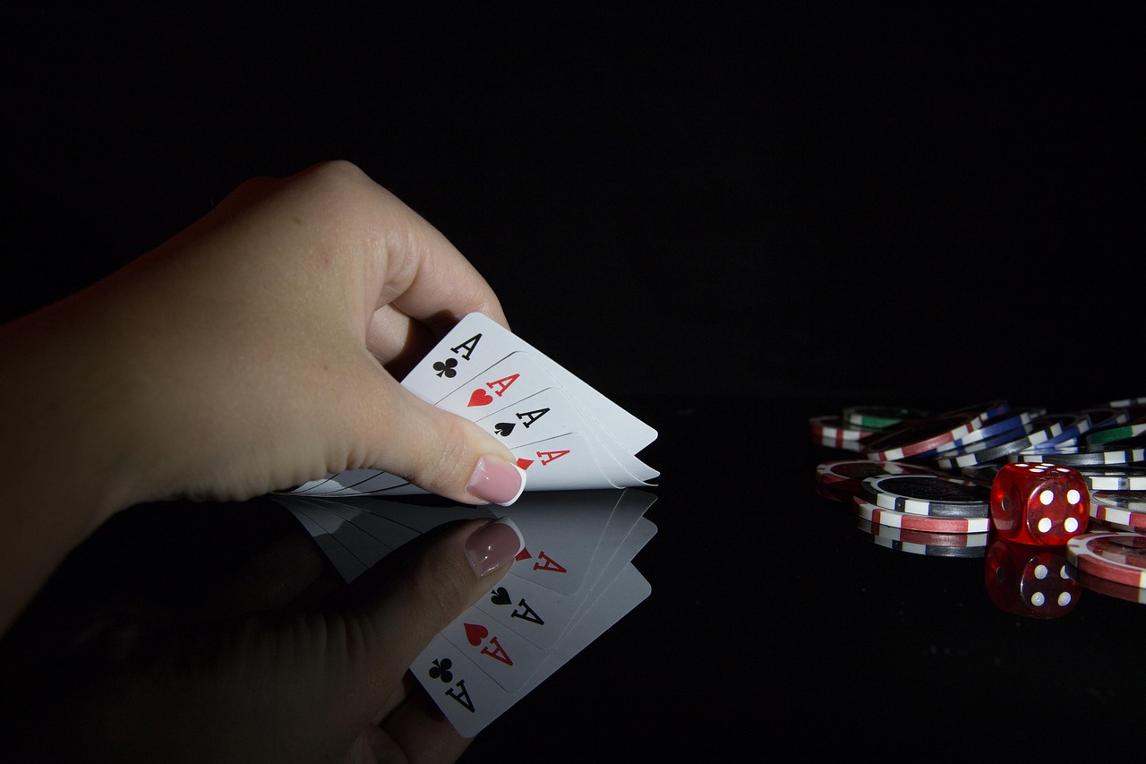 Außenansicht eines großen Casinos in der Schweiz bei Nacht