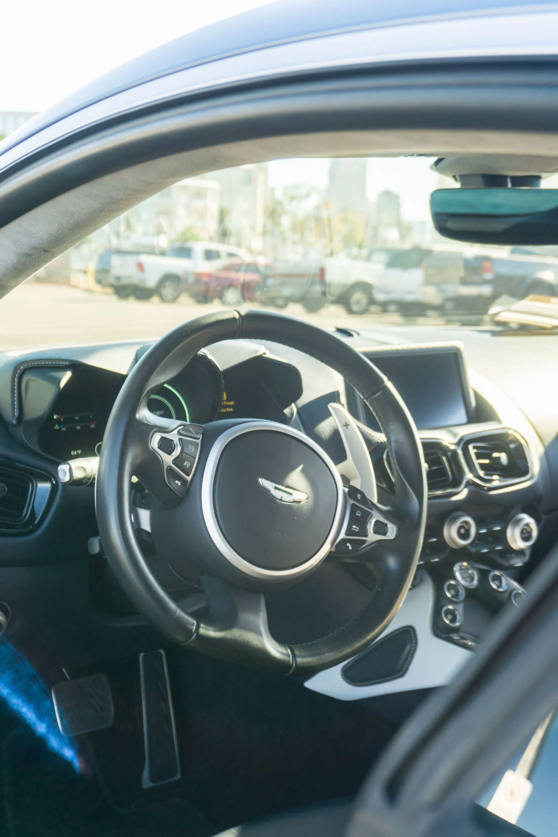 Aston Martin Vantage photo 5