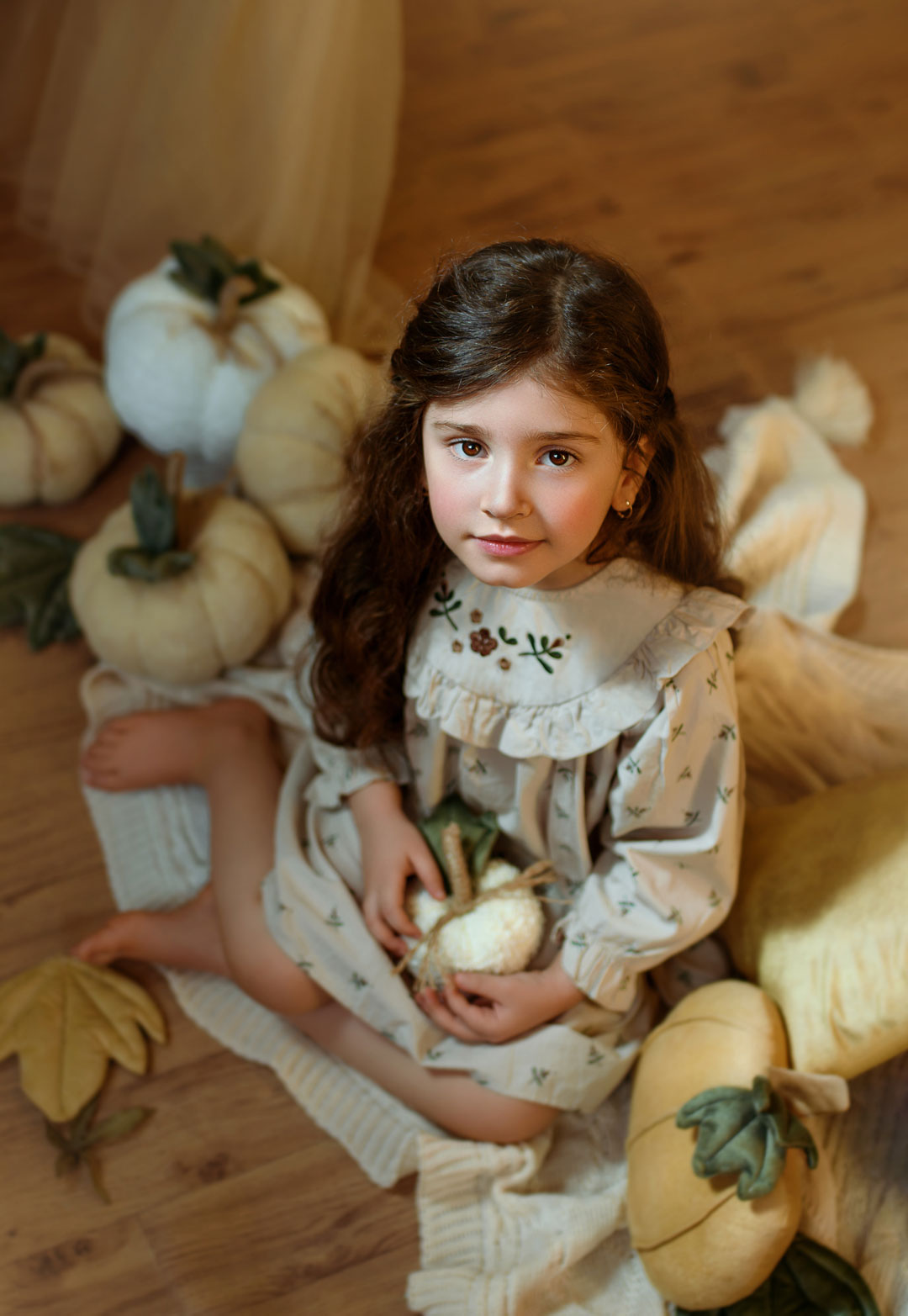 عکاسی کودک در فضای داخلی مینیمال نویسا - آتلیه کودک مشهد