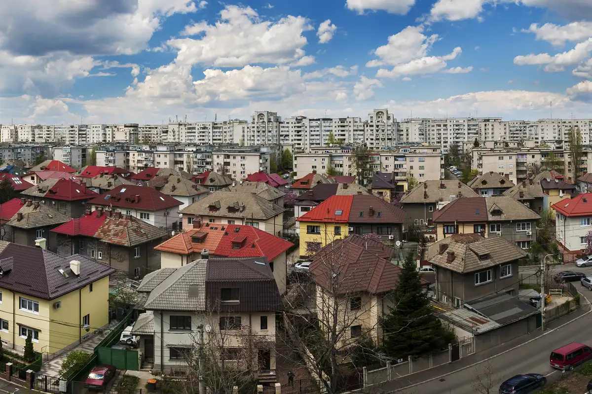 Leul slăbește, creditele se scumpesc: Impactul asupra românilor