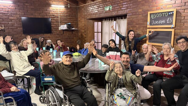 Voluntarios de la ONG Huellas participando en actividades comunitarias en Argentina