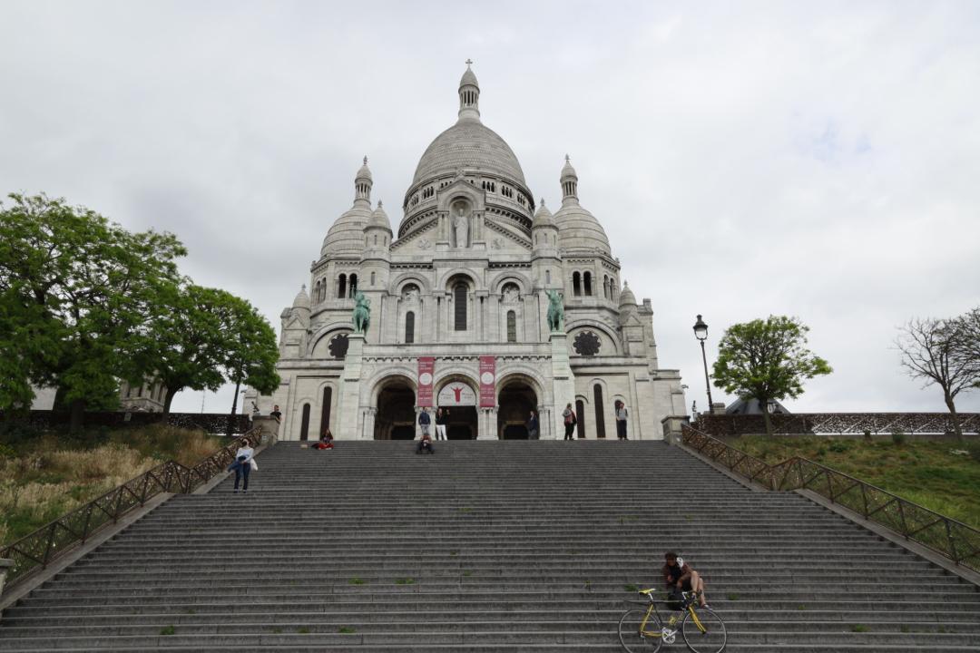 স্যাক্রে-কৌর বেসিলিকা নামে পরিচিত Basilique du Sacré-Cœur এটি একটি রোমান ক্যাথলিক গির্জা। যেটি ফ্রান্সের প্যারিসে অবস্থিত। প্যারিসের দর্শনীয় স্থানগুলির দ্বিতীয় সর্বাধিক দেখা স্মৃতিস্তম্ভ। লকডাউনের প্রভাবে পর্যটকশুন্য।