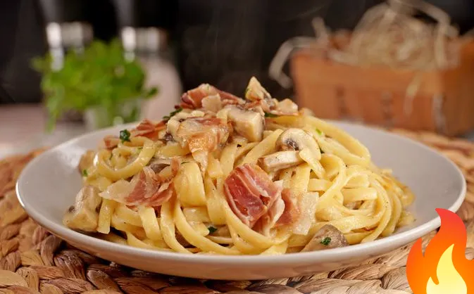 Постер Макароны с грибами, беконом и сливками