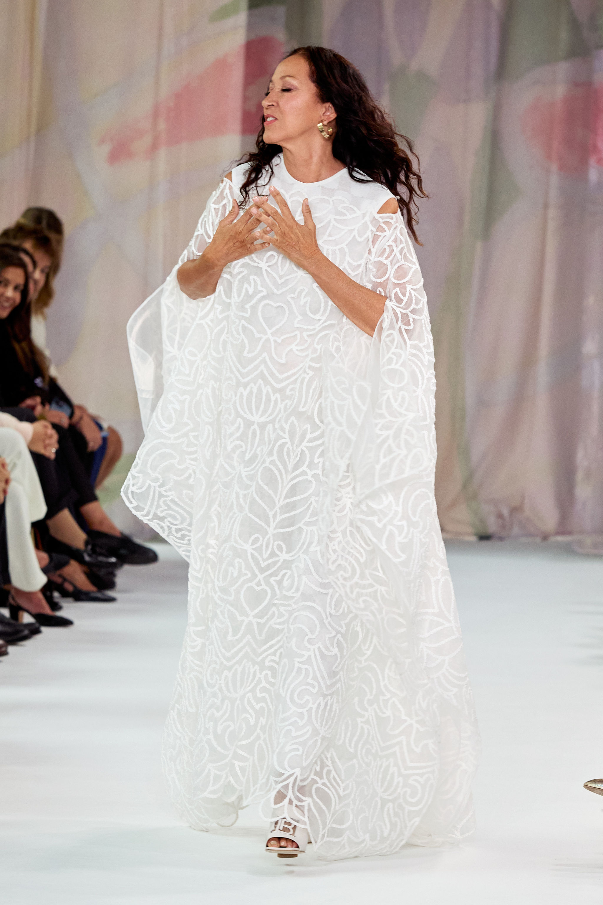 Pat Cleveland in passerella per Laura Biagiotti SS26 Pat Cleveland sfila in abito bianco alla collezione Laura Biagiotti Primavera-Estate 2026 al Piccolo Teatro Grassi di Milano