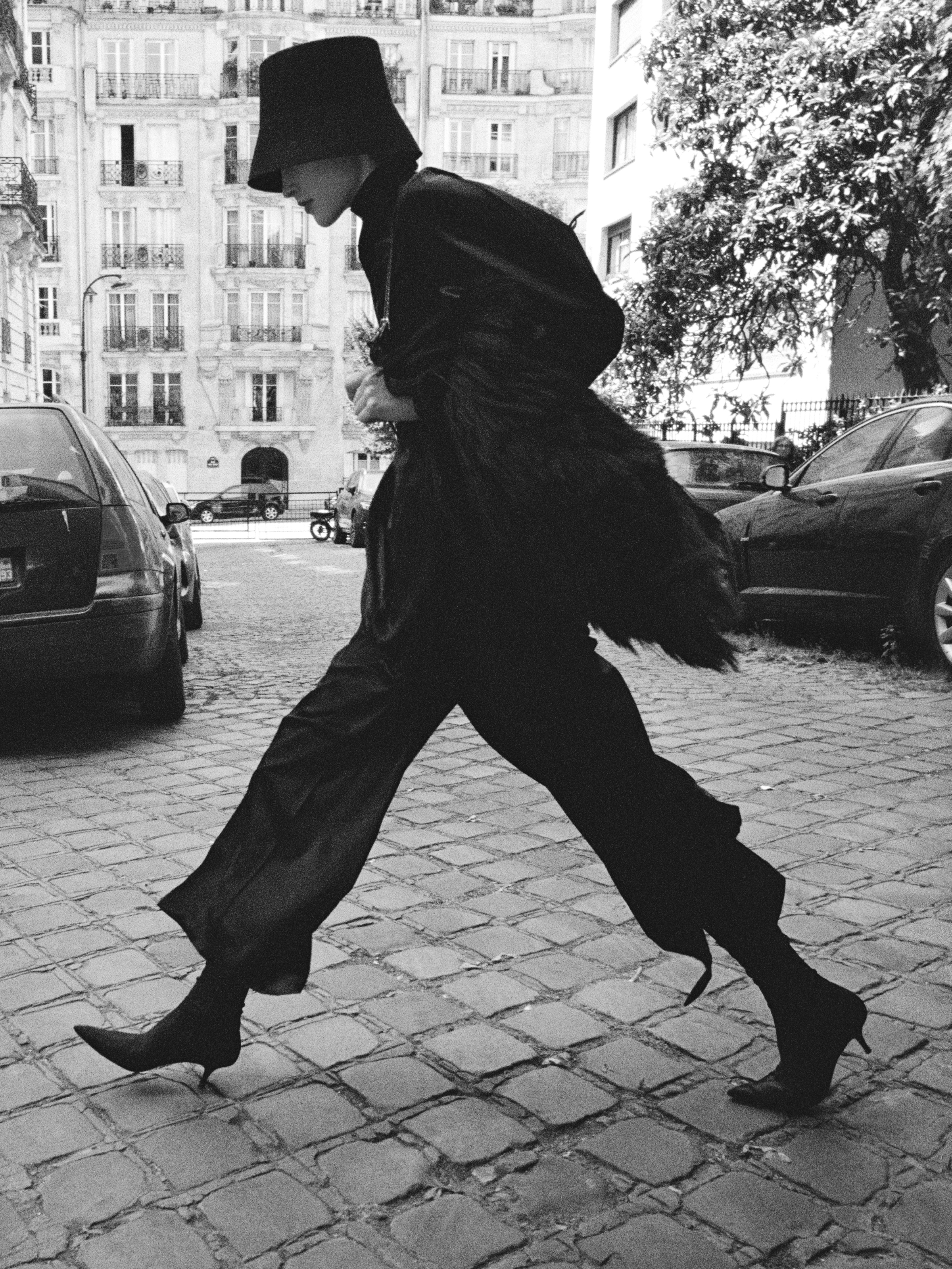 Celine Inverno 2026, il total black nella campagna Look total black con cappello e pantaloni ampi nella campagna Celine Inverno 2026