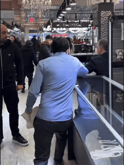 https://i.ibb.co/XxqsWBYc/TRAXXNYC3.gif