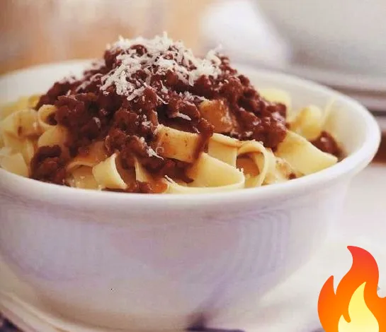 Постер Лапша «тальятелле» с мясным соусом