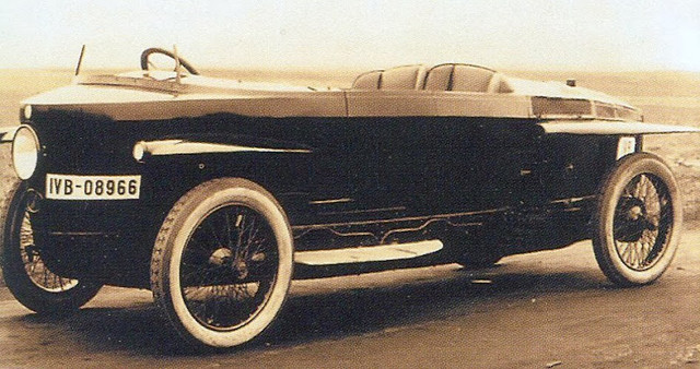 Кабриолет "Тропфенваген". 1923 год.

Идеи Румплера бурно дискутировались в свое время, но так и не были признаны. Его творения считались некрасивыми,
непрактичными, слишком массивными и сложными для серийного производства, но лишь немногие столь же талантливые
умы увидели в них правозвестников будущей практической автомобильной аэродинамики, воплощенной в современных машинах.

Техническая характеристика автомобиля "Румплер Тропфен-Ауто" (1922 год).

Число мест — 3-5.
Двигатель верхнеклапанный 6-цилиндровый W-образный водяного охлаждения, рабочий объем — 2580 см3,
мощность — 35 л.с. при 2000 об/мин.
Коробка передач механическая 3-ступенчатая.
База — 3360 мм. Колея передняя и задняя — 1350 мм.
Длина — 4950 мм, ширина — 1600 мм, высота — 1900 мм.
Масса — 1300-1500 кг.
Максимальная скорость — 105 км/ч.
Средний расход топлива — 12 л на 100 км.