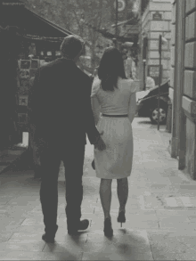 [Image: couple-grab.gif]