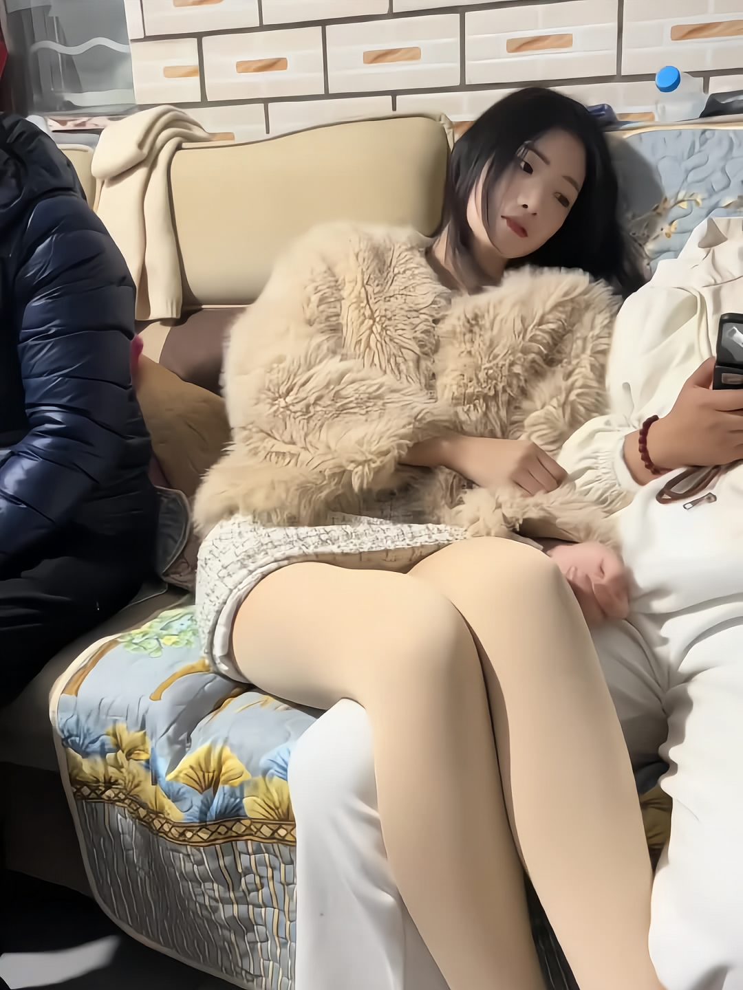 Tạo dáng trên ghế sofa