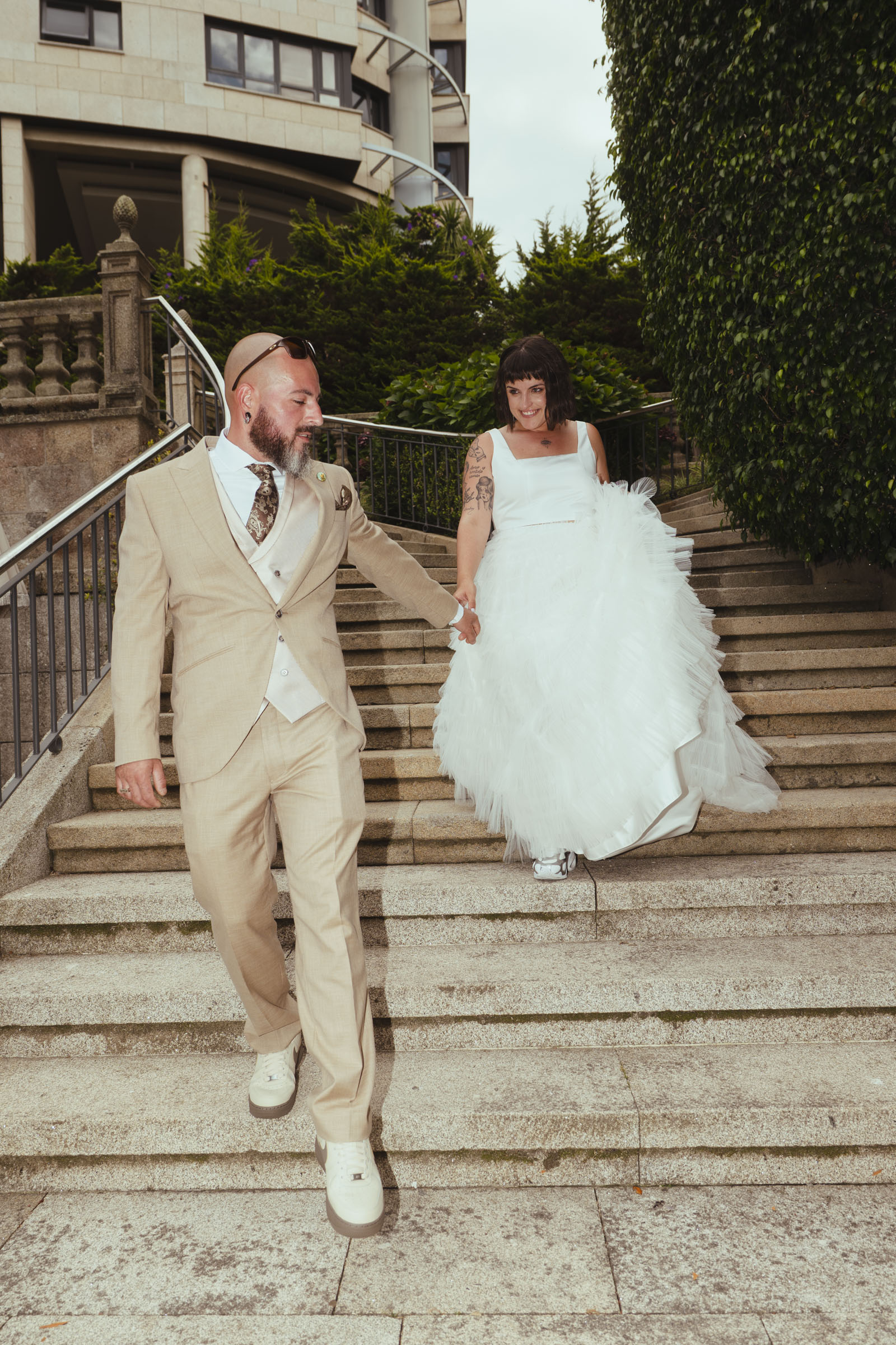 Fotografía documental de una pareja de novios durante una boda en Galicia
