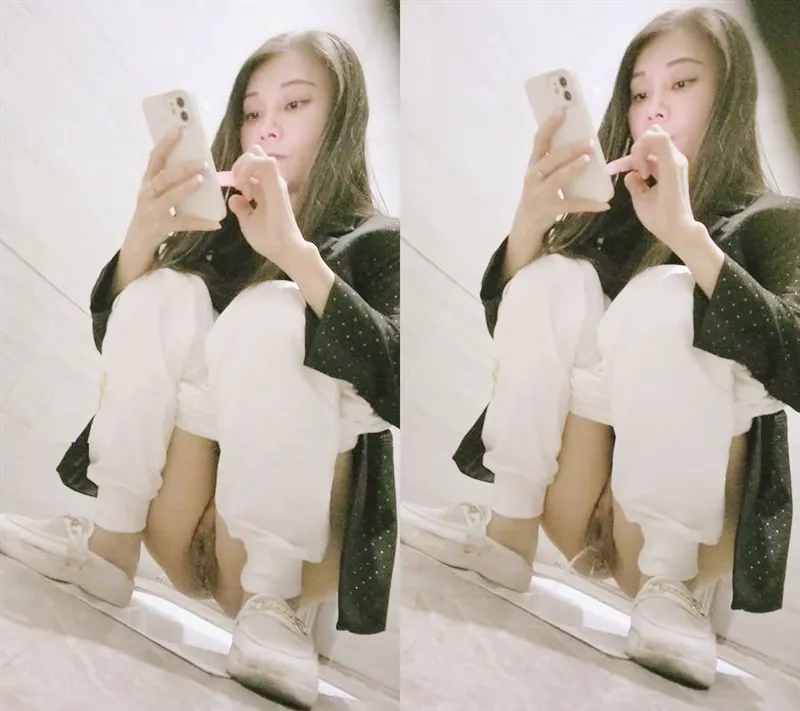 商场女厕全景偷拍长发美少妇❤️刚刮过B毛的嫩鲍鱼