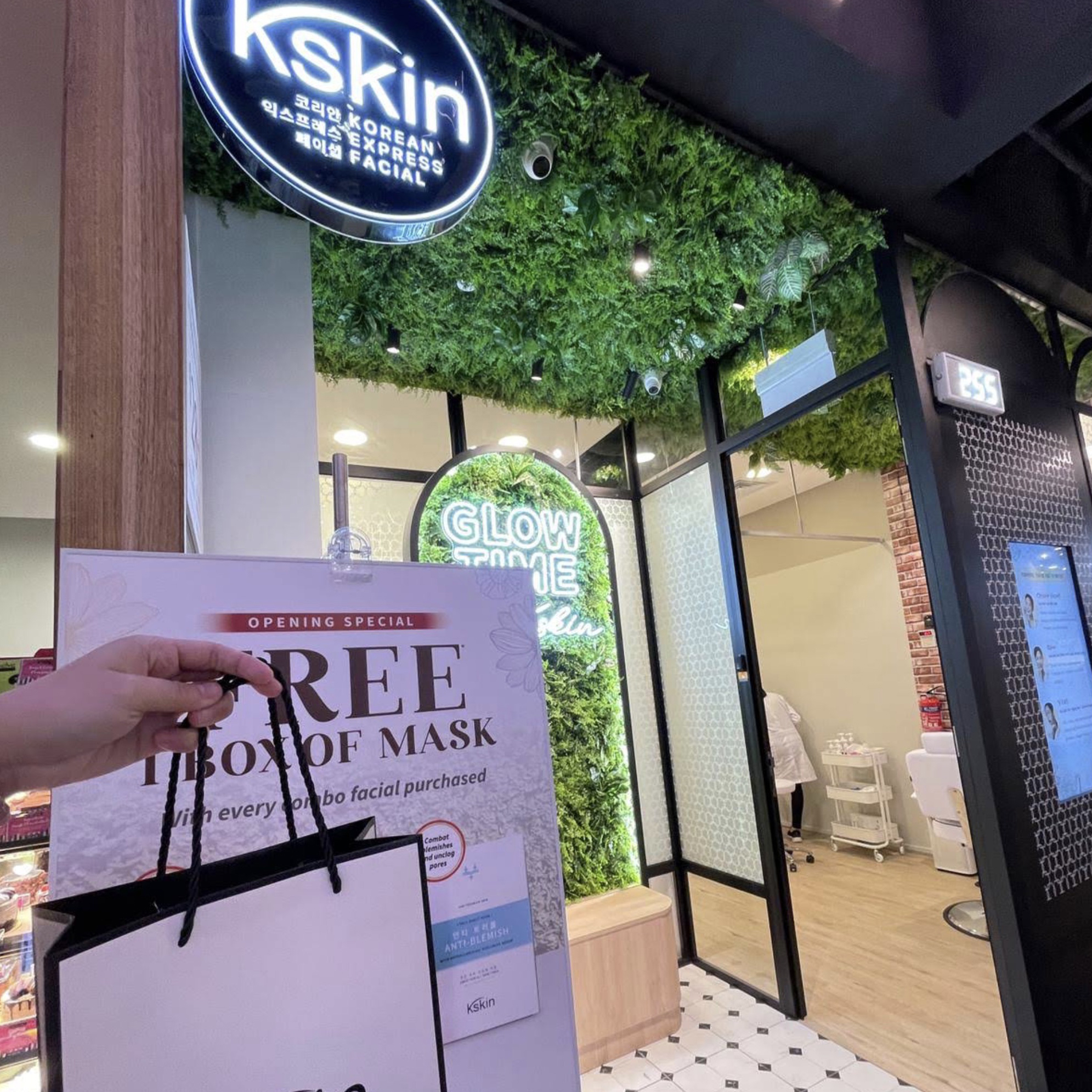 Facial technology and skincare tools at Kskin