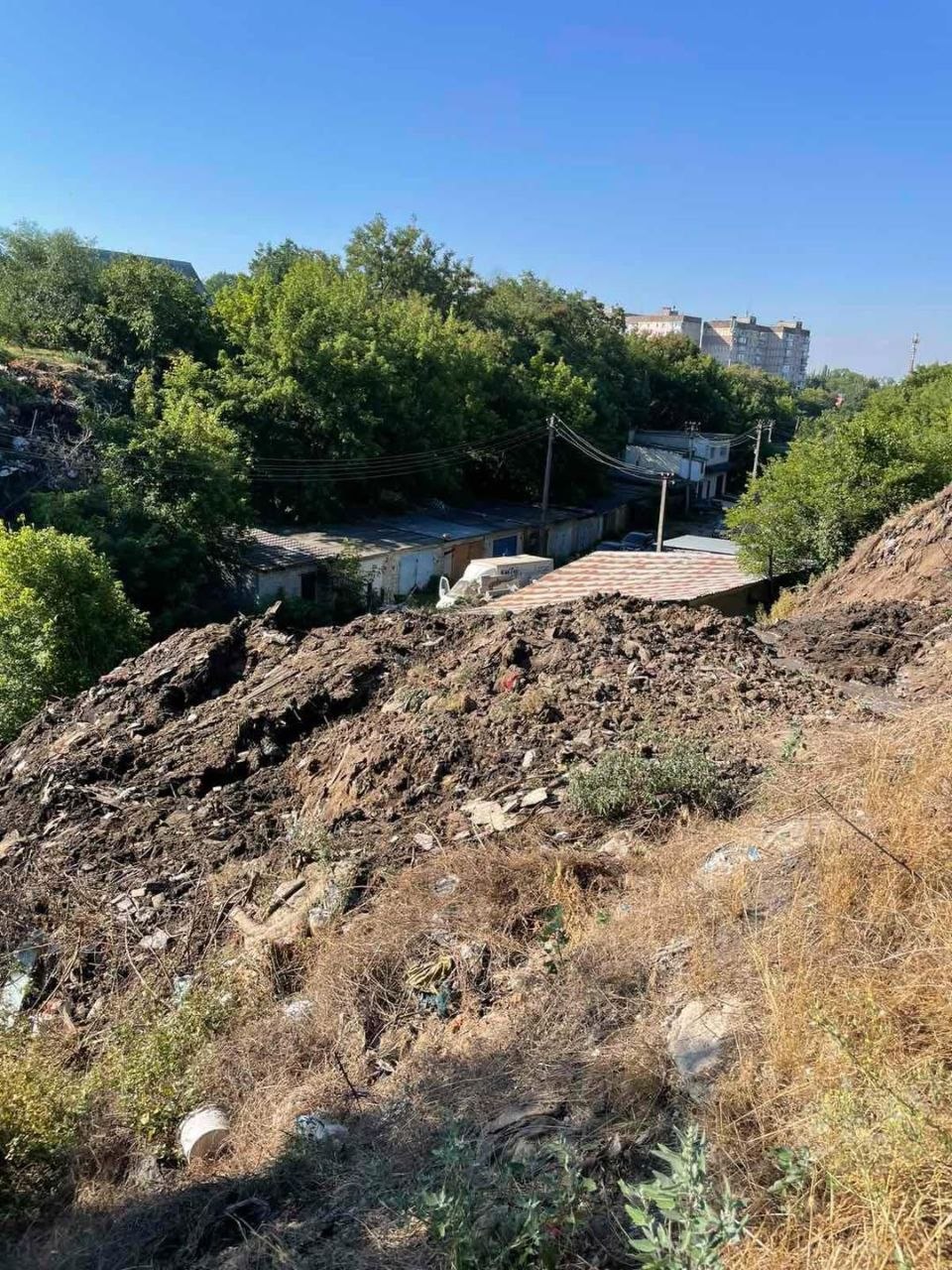 Зсув грунту зруйнував меблевий цех у Кропивницькому (3)