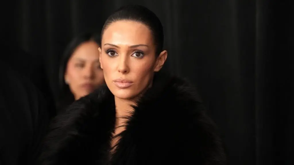 Bianca Censori Stuns în Microsorts în LA Date Night