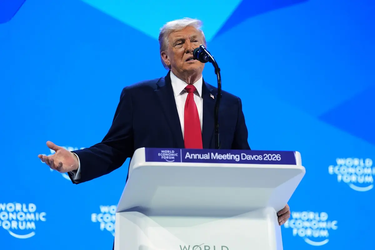 We need to produce a single line title in Romanian, max 100 characters, short, clear, includes subject: operatorul de teleprompter al lui Trump acuzat că a câștigat 100.000 de dolari din pariuri pe di