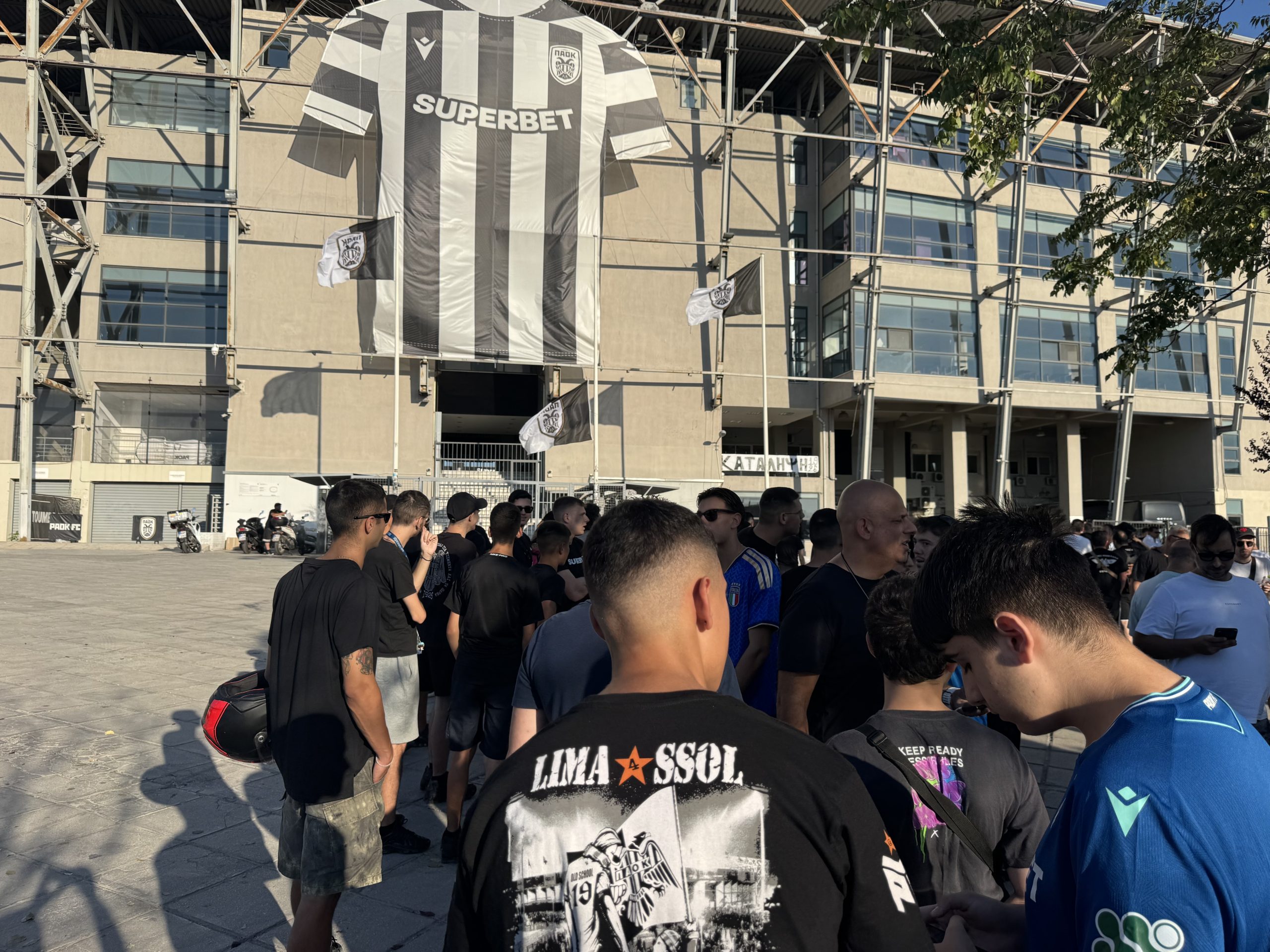Εβριζαν τον Σαββίδη οι οπαδοί του ΠΑΟΚ στην... ολονυχτία έξω από την Τούμπα: «Θέλουμε πρόεδρο με @ρχιδι@» (VIDEO)
