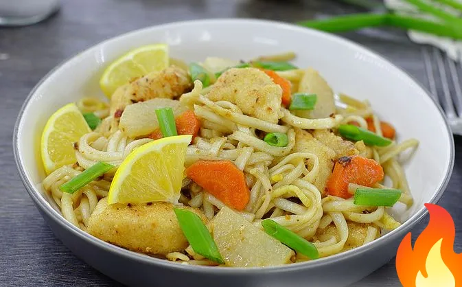 Постер Лапша удон с курицей, редькой и яйцом