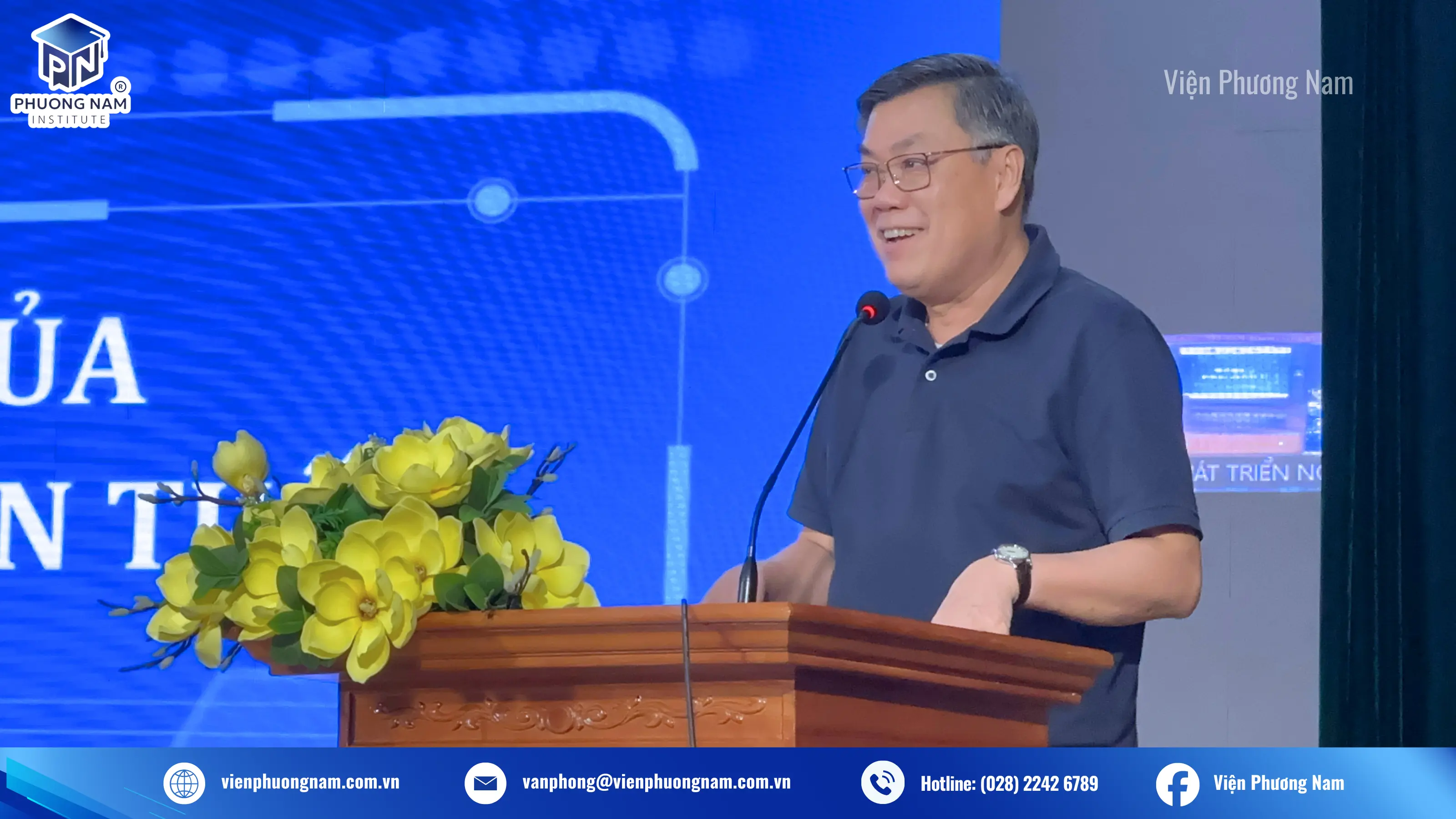 GS.TS Nguyễn Văn Tuấn đang giảng bài/chia sẻ tại hội trường.