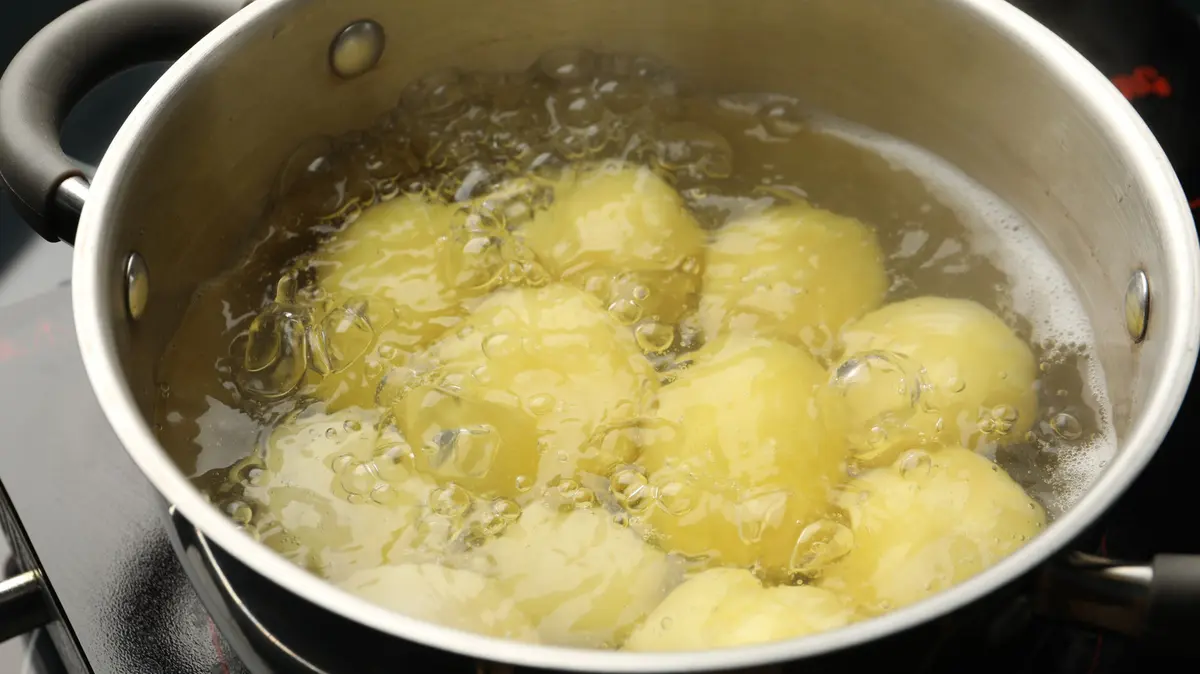 Depression-Era Potato Soup: A Timeless, Economical Dish