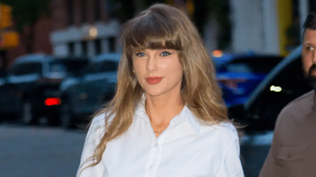 Taylor Swift Courtside in Style